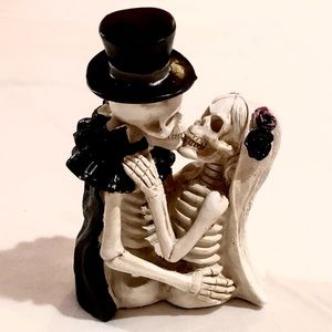 Halloween decoration kissing skeletons